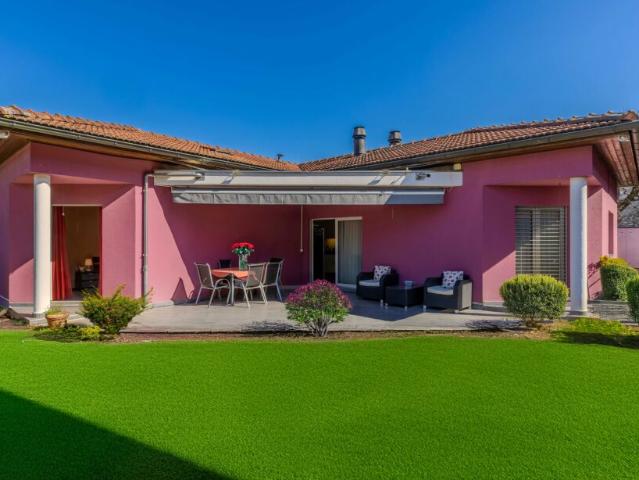 VILLA DI 6.5 LOCALI CON GIARDINO PIANEGGIANTE A CONTONE