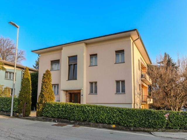 VILLA DI 10 LOCALI CON AMPIO GIARDINO A MORBIO INFERIORE