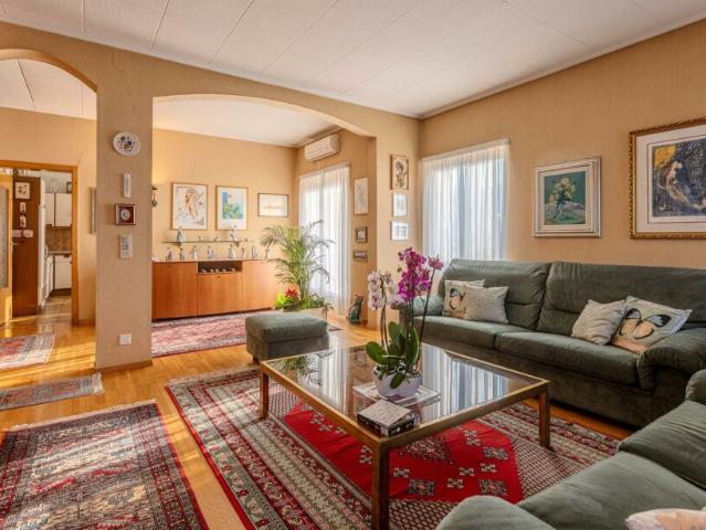VILLA DI 10 LOCALI CON AMPIO GIARDINO A MORBIO INFERIORE