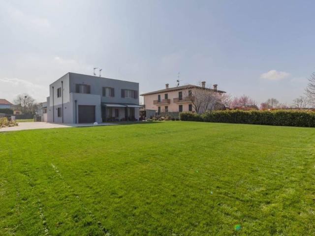 Villa in vendita Gazzola, Italia