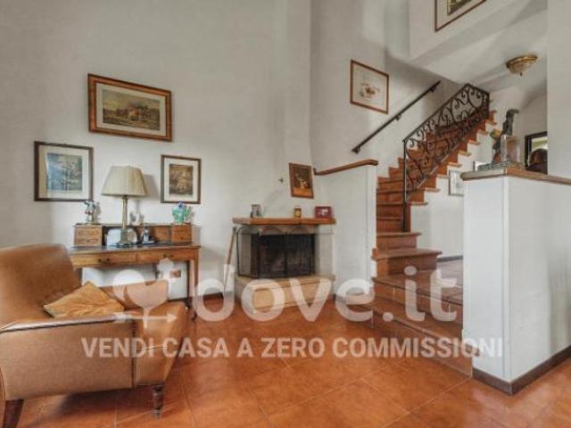 Villa di 160 m con più di 5 locali e posto auto in vendita a Bracciano [rif. DV 12500 1]