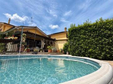 Villa Indipendente in vendita a Via Colleferro Guidonia Montecelio - Giardino