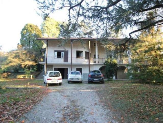 Villa di 260 m con 5 locali e box auto doppio in vendita a Dolzago