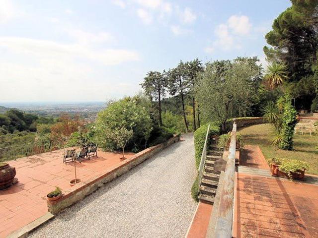 Villa di ampia metratura con parco in zona panoramica in ven. 580m² Montecatini Terme
