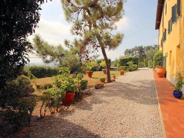 Villa di ampia metratura con parco in zona panoramica in vendita a Montecatini Terme