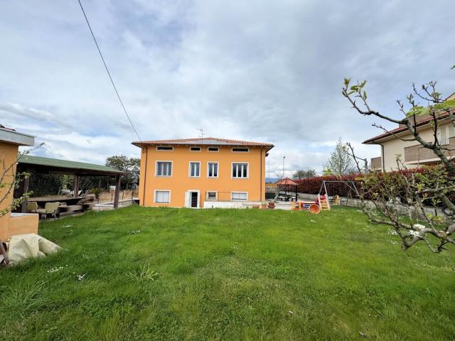 Villa di ampia superficie con giardino in vendita a Altopasc. 330m² Altopascio