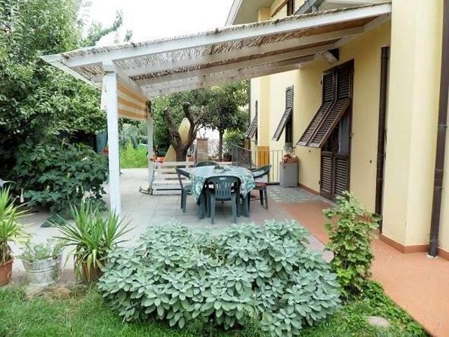 Villa di ampia superficie con giardino in vendita a Loro Ciu. 396m² Loro Ciuffenna