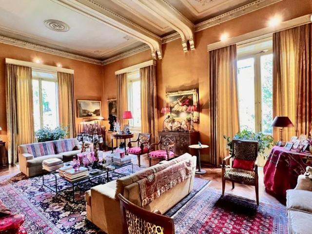 Villa di ampia superficie con giardino in vendita a Lucca, S. 900m² Lucca