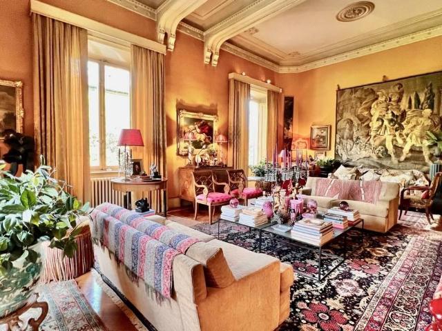 Villa di ampia superficie con giardino in vendita a Lucca, S. 900m² Lucca