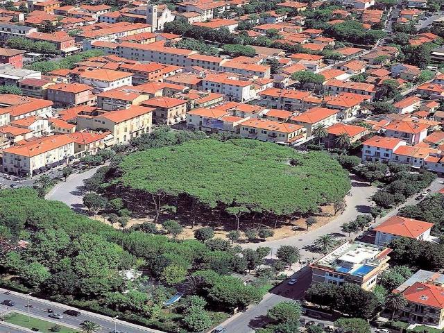 Villa di ampia superficie da ristrutturare con ampio giardin. 350m² Forte dei Marmi