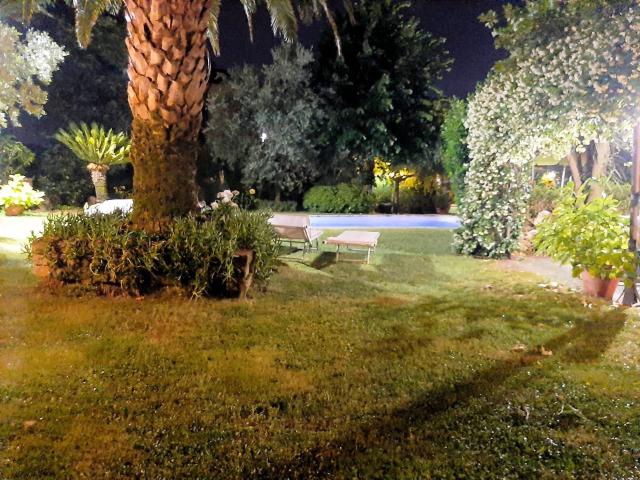 Villa di ampia superficie divisa in due appartamenti con ann. 500m² Pistoia