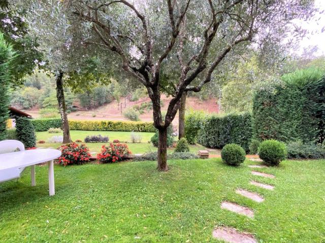 Villa di ampia superficie immersa nel verde in vendita a Pes. 260m² Pescaglia