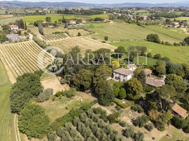 Villa di circa 280 mq con dépendance di 90 mq e giardino nel. 480m² Foiano della Chiana