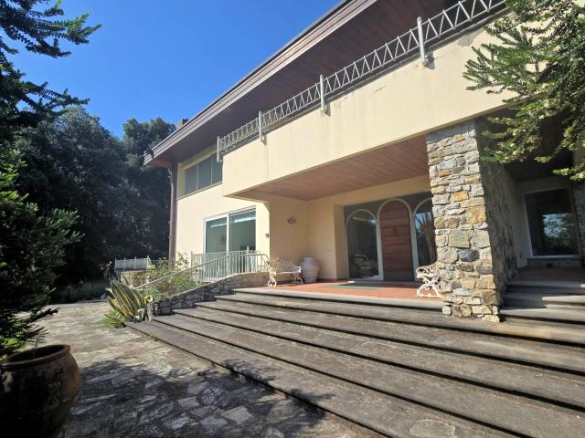 Villa di dimensioni molto importanti con ampio parco in otti. 969m² Montemurlo