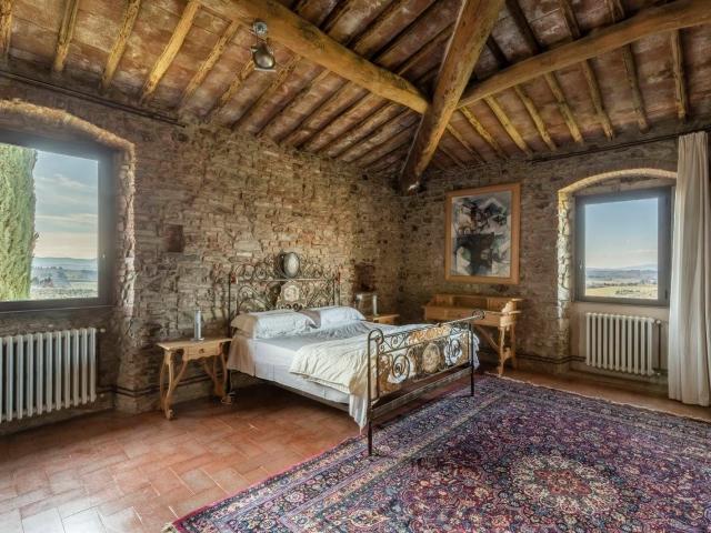 VILLA DI LUSSO CON PISCINA E TERRENO SOPRA FIRENZE