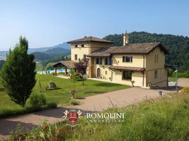 Villa DI Lusso Con Piscina E 27 Ha DI Terreno In Vendita In. 628m² Canossa