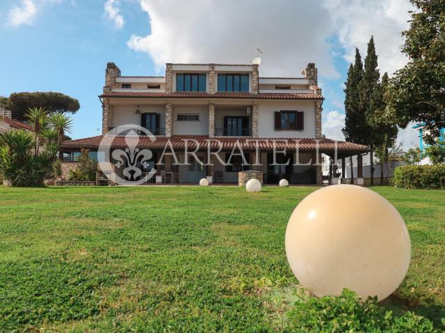 Villa di lusso fronte mare con ampio giardino, piscina e acc. 600m² San Felice Circeo