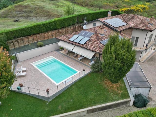 Villa di pregio con piscina, vista panoramica e comfort di a. 710m² Corneliano d'Alba