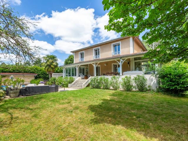 VILLA ECULLY 280m2 AU FOND D'UNE IMPASSE CALME ET DISCRE. 280m² Ecully