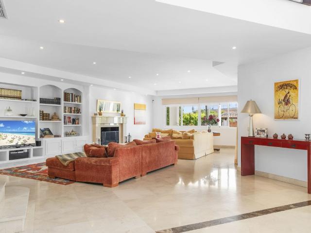 Villa, El Paraiso 733m² El Paraiso
