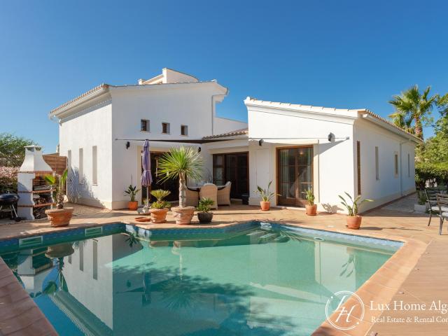 Villa Elegante com Piscina Aquecida e Charme Rural em Alma V. 207m² Burgau