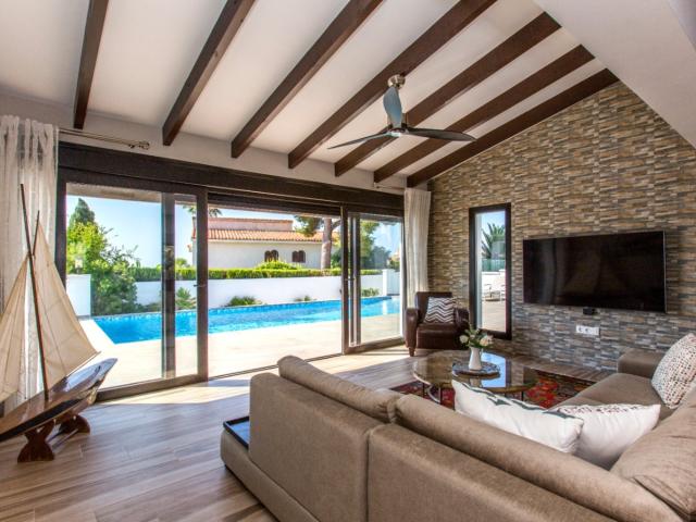 Villa elegantemente renovada en venta en Moraira con vistas. 256m² Moraira