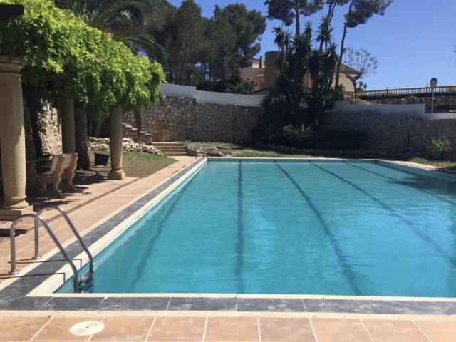 Villa en venta con una cancha de tenis y una piscina olímpic. 480m² Salou