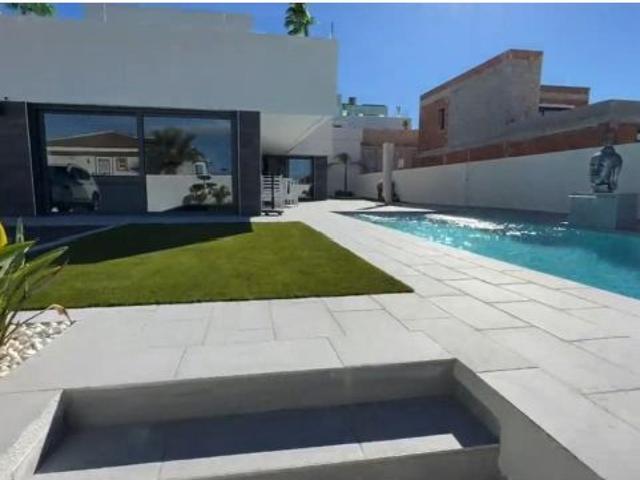 Villa en Venta en Benijófar, Alicante