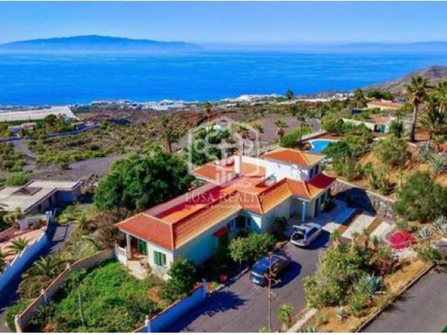 villa en Venta en Guia De Isora. UEBZ T1094