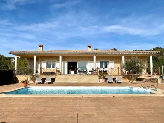 Villa en venta en Puntiró con increíbles vistas y licencia vacacional