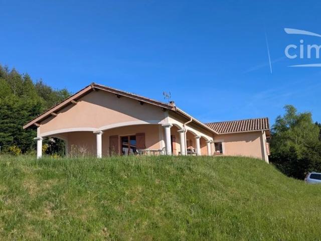 Villa en Beaujolais avec des volumes exceptionnels, vue dégagée et fort potentiel extérieur