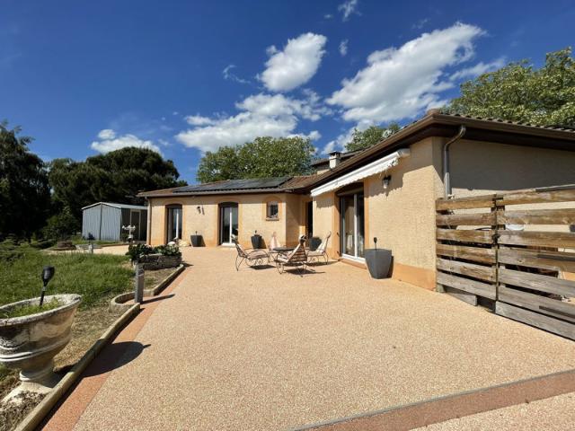 Villa en campagne avec grand terrain et piscine