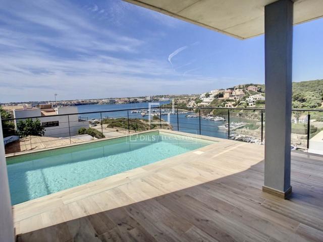 Villa en construcción de 350 m² ubicada sobre una parcela co. 349m² De Cala Llonga