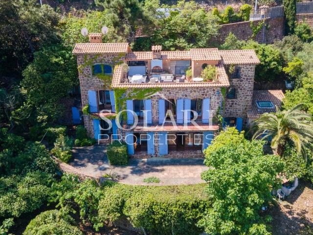 Villa en front de mer avec accès à la mer 220m² Théoule sur Mer