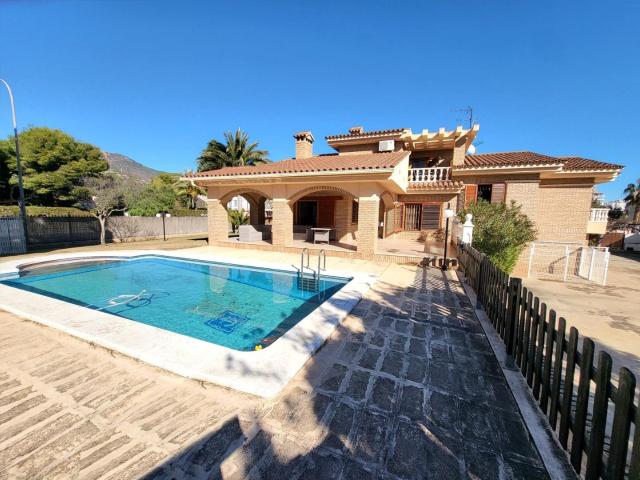 Villa en Gran Avenida de Benicàssim. Cerca del pueblo y de la playa del Voramar. 1700 m2 de parcela