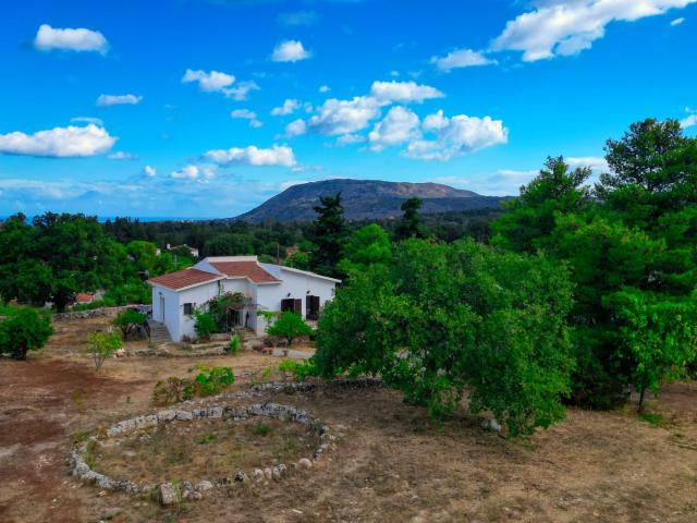 Villa en Grèce Crète 100 m2 de plain pied avec grand terrain de 3000 m2 vue sur mer et montagne