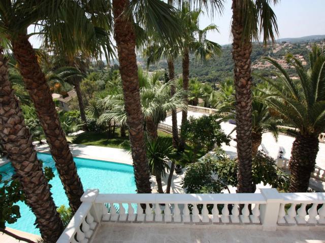 VILLA EN LOCATION SAISONNIERE AVEC UNE PALMERAIE SUR LES HAUTEURS DE BIOT