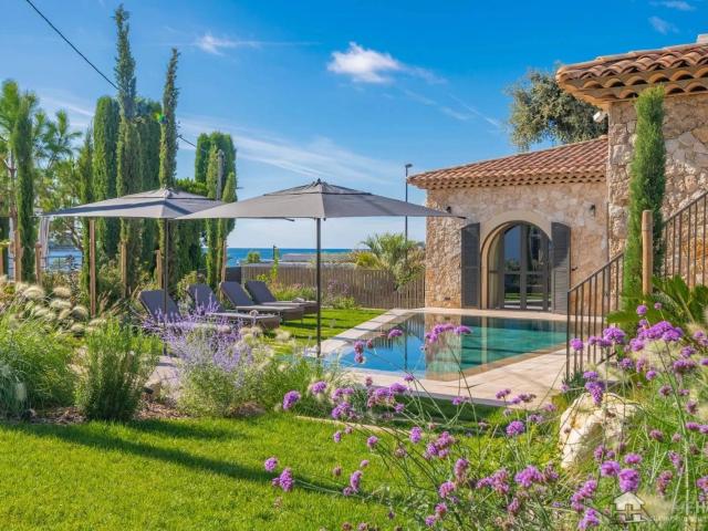 Villa en pierre sublime de 341 m2, entièrement rénovée dans. 341m² Cap d'Antibes
