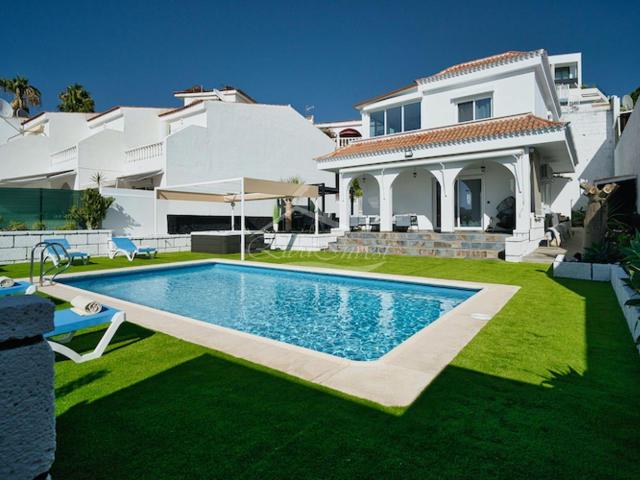 Villa de lujo con piscina climatizada y vistas al mar 222m² San Eugenio
