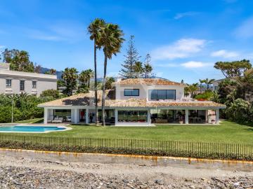 Villa Encanto: Beachfront Mediterranean villa in Guadalmina Baja