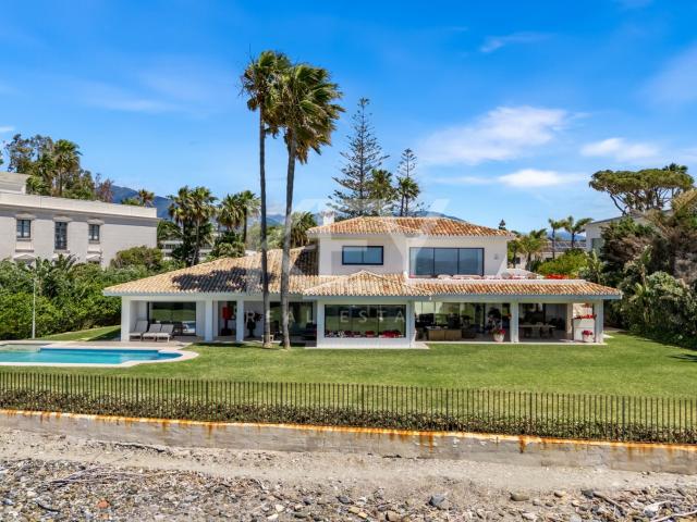 Villa Encanto: Beachfront Mediterranean villa in Guadalmina Baja