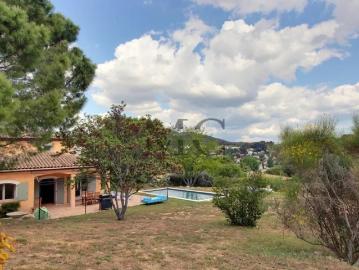 VILLA ENTRE LES CAMOINS ET LA TREILLE