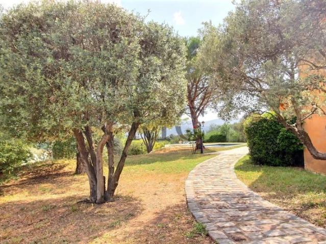VILLA ENTRE LES CAMOINS ET LA TREILLE
