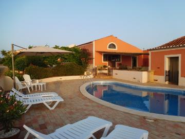 VILLA ESPAÇOSA MAIS CASA ANEXA DE 2/3 QUARTOS EM 4,2 HECTARES DE TERRENO