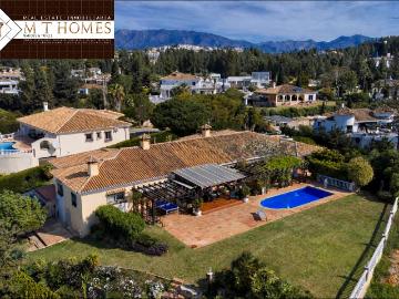 VILLA ESPACIOSA EN ALQUILER CON VISTAS PANORÁMICAS AL MAR Y JARDÍN PRIVADO CERCA DE LA PLAYA EN EL CHAPARRAL