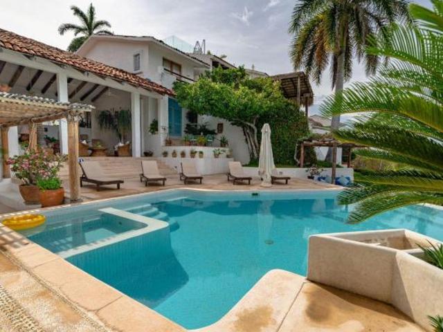 Villa estilo mediterráneo, frente al océano, con alberca y áreas verdes, en venta