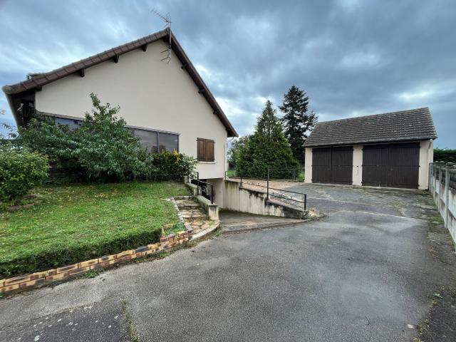 VILLA ET GARAGE DOUBLE SUR TERRAIN CLOS ET ARBORE