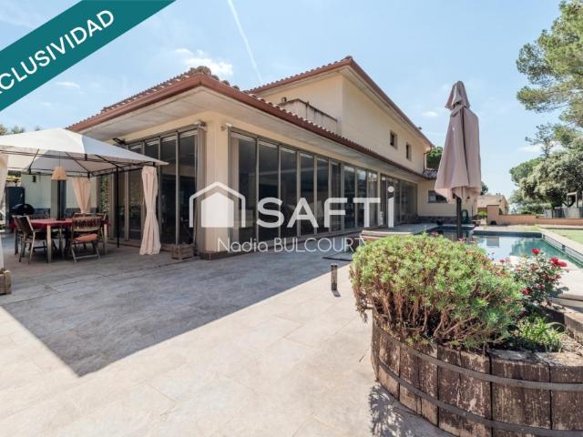Villa exclusiva con piscina y vistas a Montserrat
