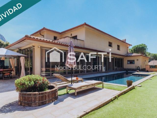Villa exclusiva con piscina y vistas a Montserrat