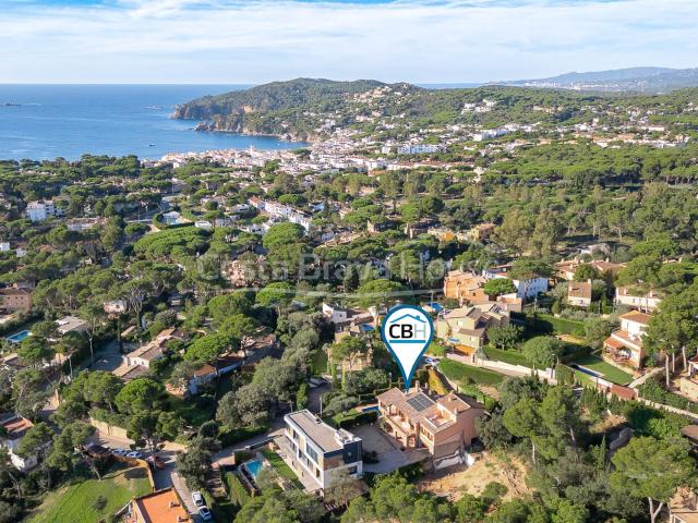 Villa exclusiva con vistas al mar y piscina en venta a 600 m. 476m² Llafranc